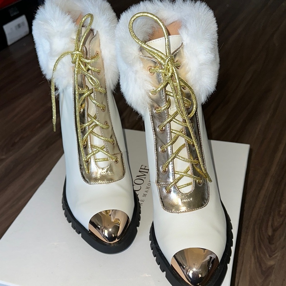 Things II Come Elegant White and Gold Women's Boots - Picture 4 of 5